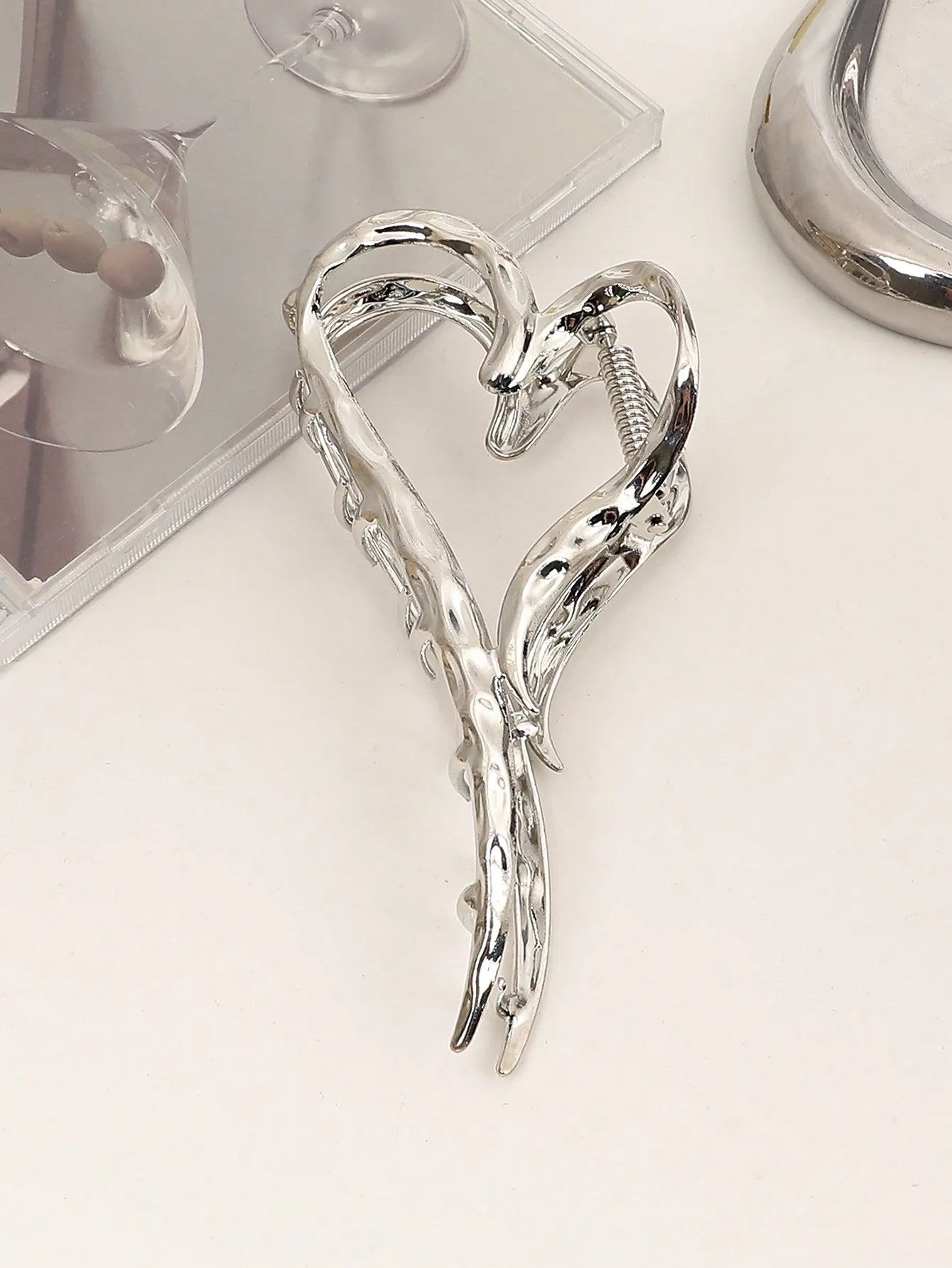 Silver Heart Hair Claw Clip – Minimalist Metal Heart Jaw Clip for Women Trendy Hair Accessory