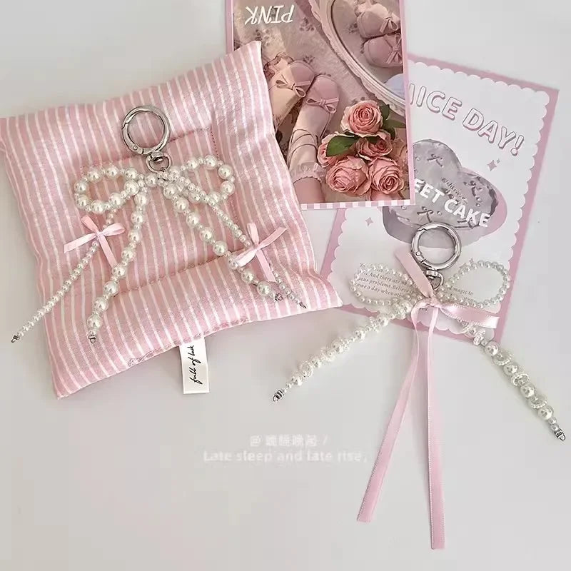 2026 New Korean Fashion Sweet Pearl Bow Keychain, Pearl Bow Keychain – Elegant Coquette Bag Charm with Pink Ribbon
